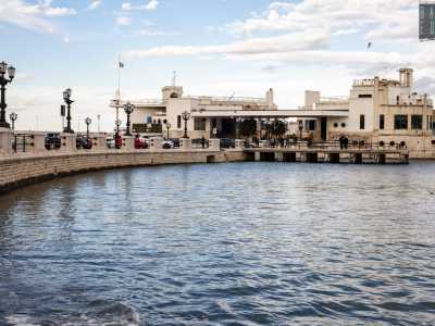 ...demolita quest�ultima, nel 1932 trov� definitivamente casa nell�attuale edificio a forma di prua di una grande nave, con finestre a forma di obl� e un terrazzo simile al ponte di un natante